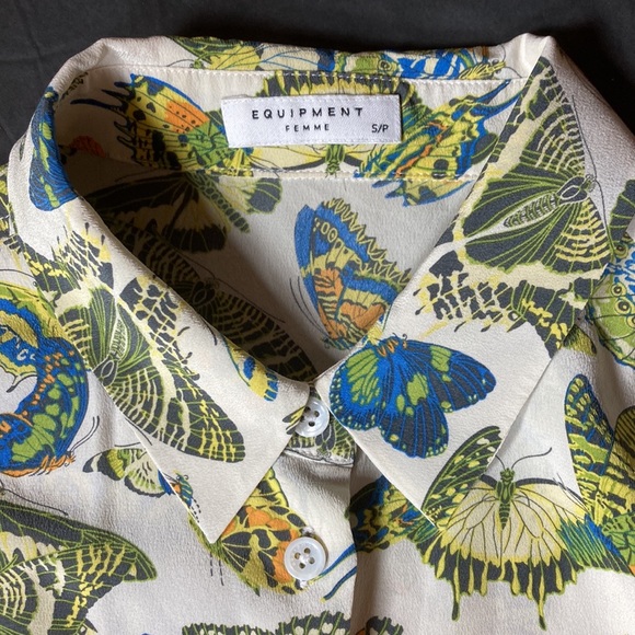 Equipment Femme Silk Butterfly Print Top - Picture 2 of 7